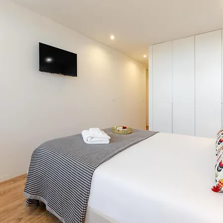 Stylish Oceanfront 3-suite Retreat By Hostwise Oporto