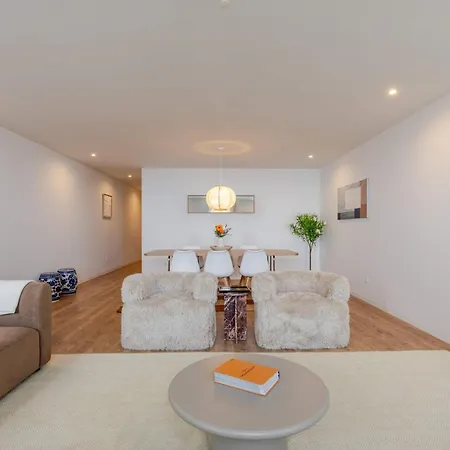 Stylish Oceanfront 3-suite Retreat By Hostwise Appartement Oporto