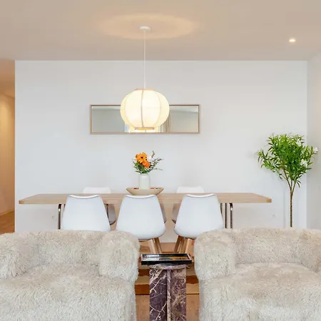 Stylish Oceanfront 3-suite Retreat By Hostwise Oporto